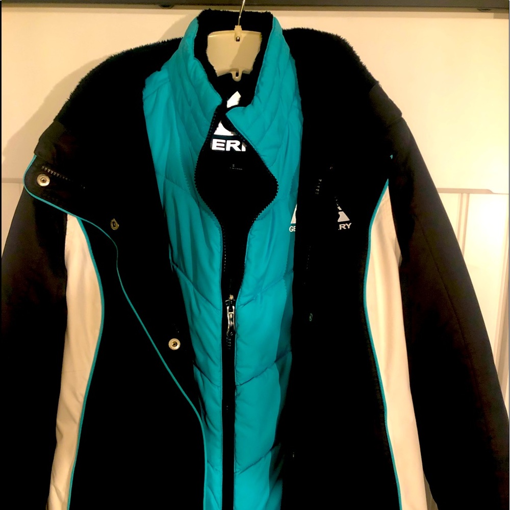 Woman’s winter Jack size small, includes liner which can be worn alone.
